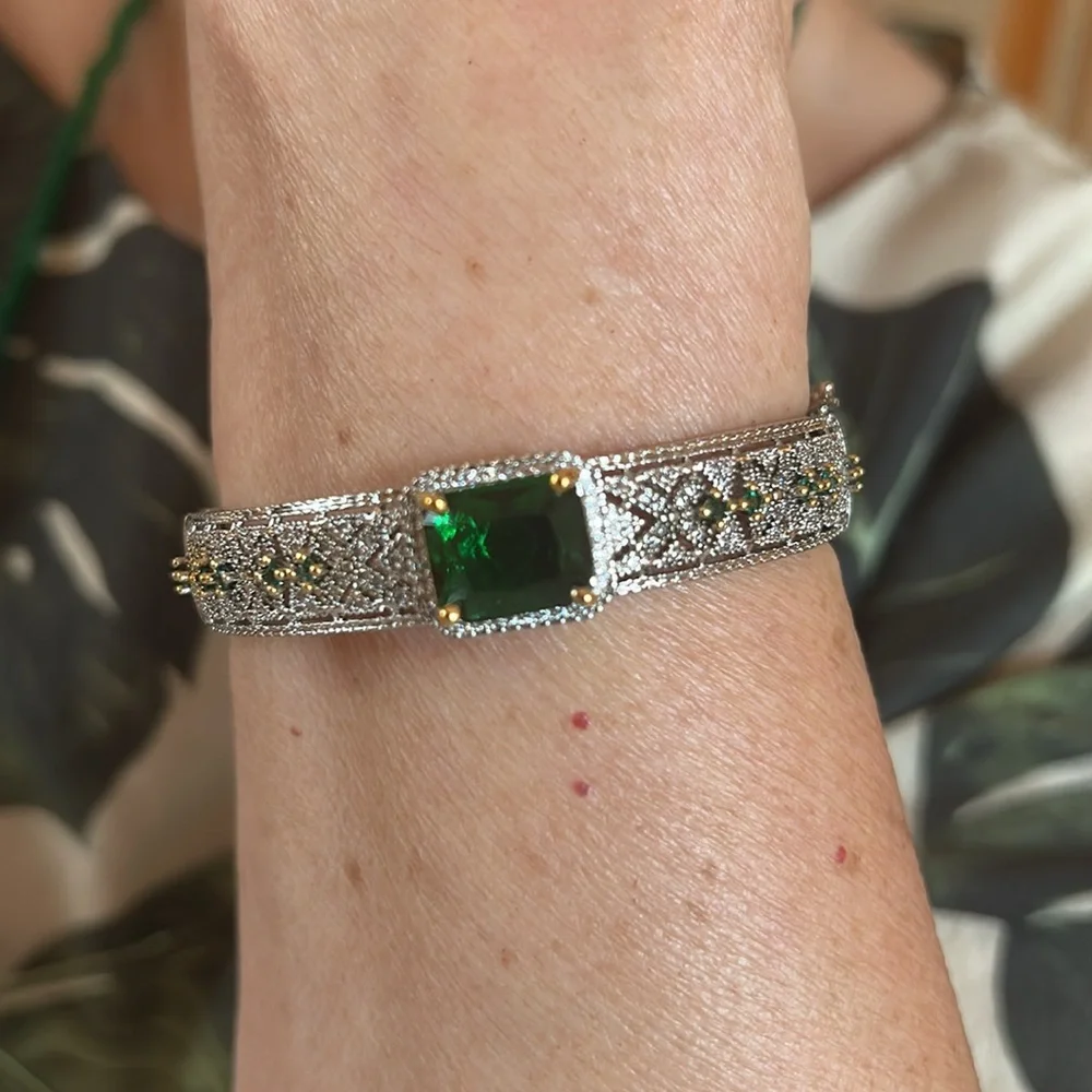 Elegant Silver and Green Bracelet - Picture 2 of 4